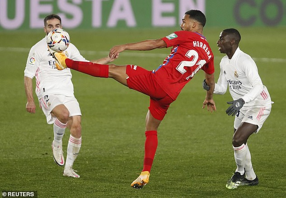 Benzema lại thăng hoa, Real Madrid san bằng điểm số với Atletico - 4 Benzema lại thăng hoa, Real Madrid san bằng điểm số với Atletico - 4
