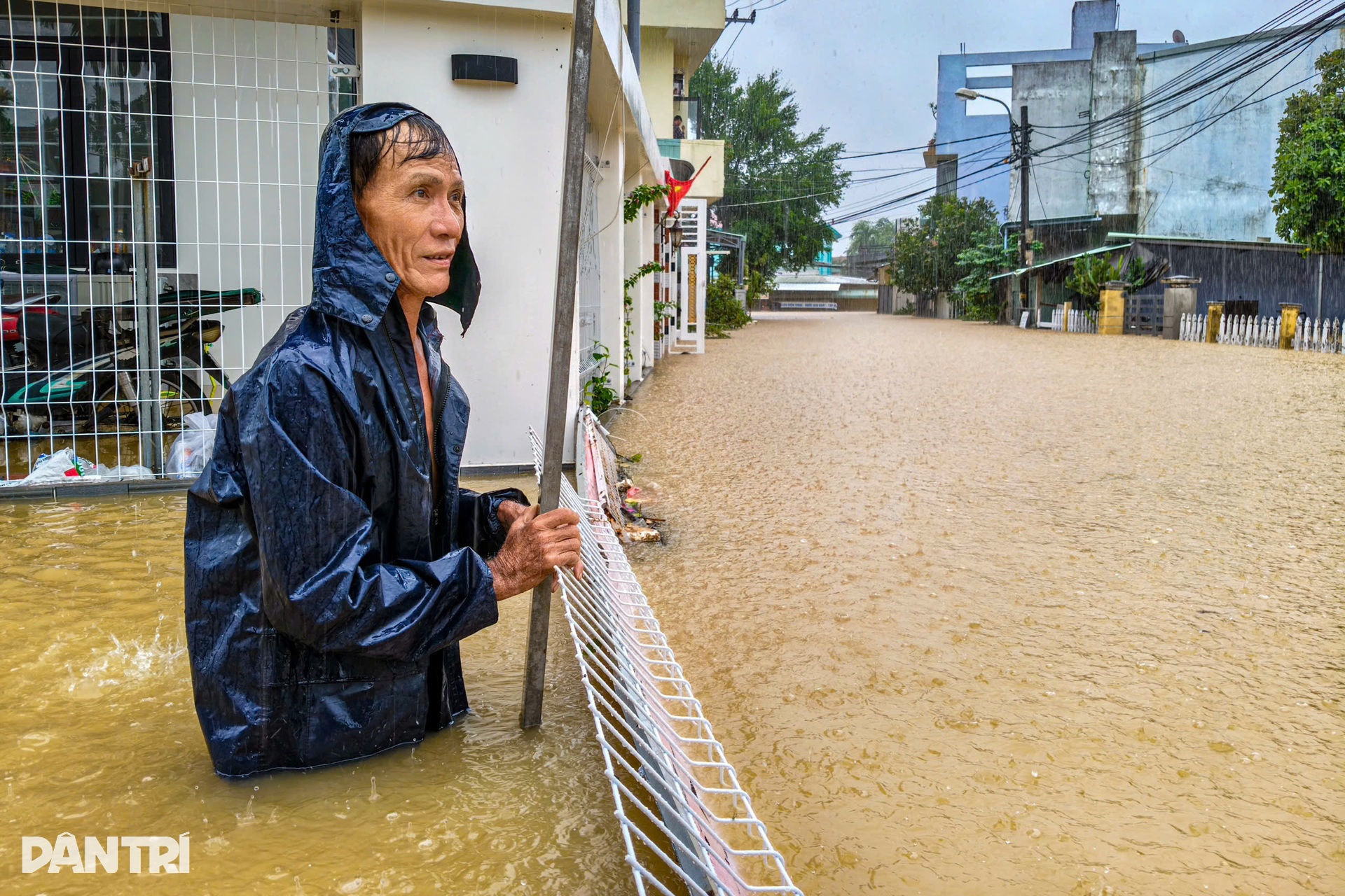 Vượt dòng nước lũ ngang đầu, chia nhau từng gói mì, hộp bánh - 2