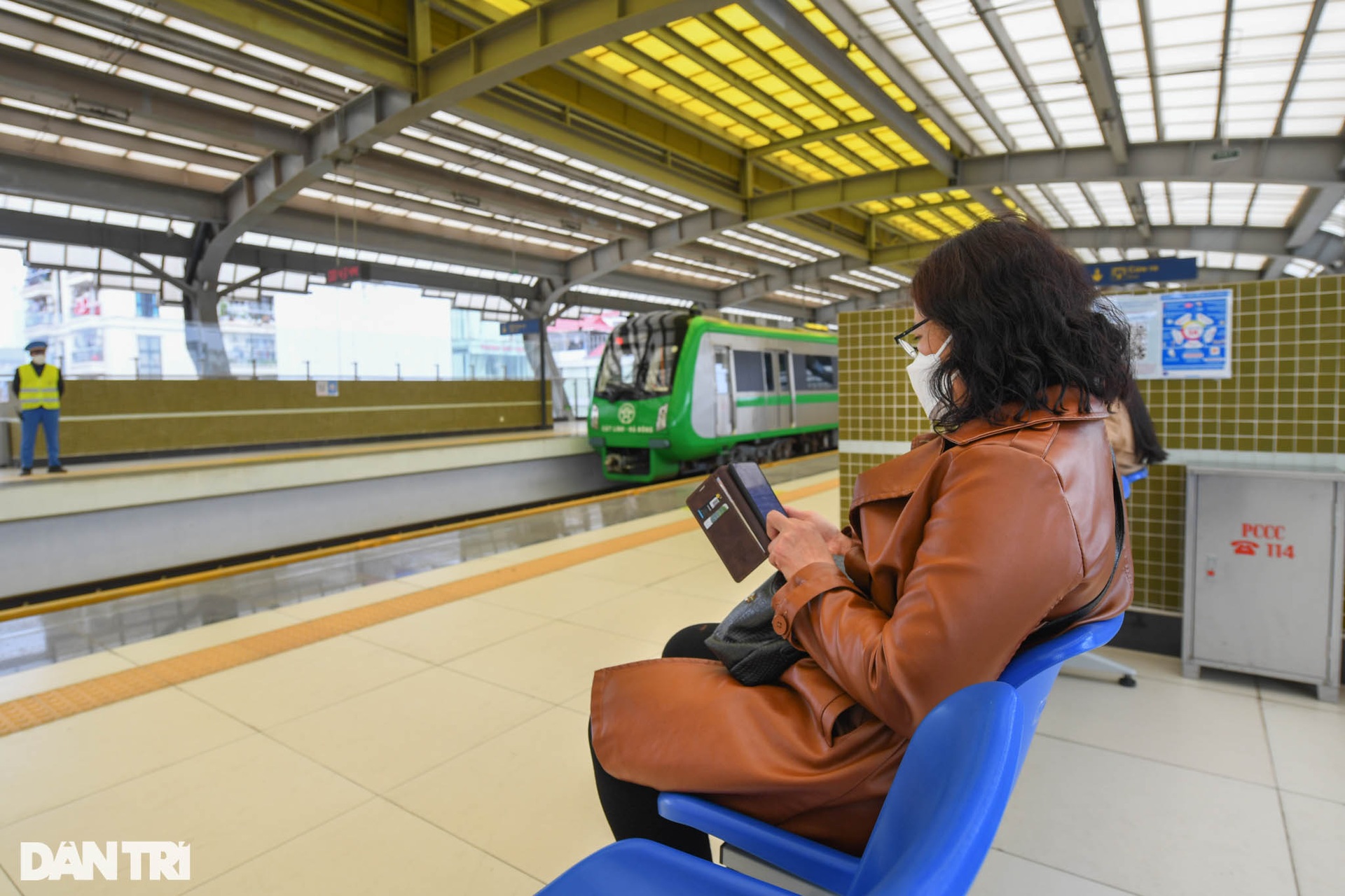 Nhiều sinh viên ở Hà Nội đi học bằng tàu Cát Linh - Hà Đông để tránh rét - 8 Nhiều sinh viên ở Hà Nội đi học bằng tàu Cát Linh - Hà Đông để tránh rét - 8