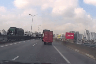 Ô tô chạy vào làn dừng khẩn cấp trên đường cao tốc lập tức bị "tuýt còi"