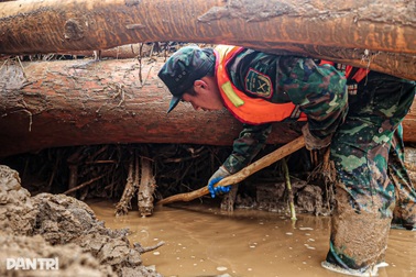 Hơn 100 giờ giữa tâm lũ Mường Than