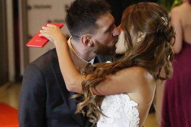 Messi ngượng ngùng khóa môi vợ trong đám cưới thế kỷ