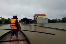 Lũ nhấn chìm làng mạc, hàng ngàn người hoảng loạn chạy lũ trong đêm