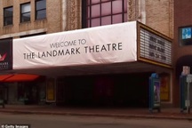 Người đàn ông khỏa thân mắc kẹt trong nhà hát vài ngày mới được giải cứu