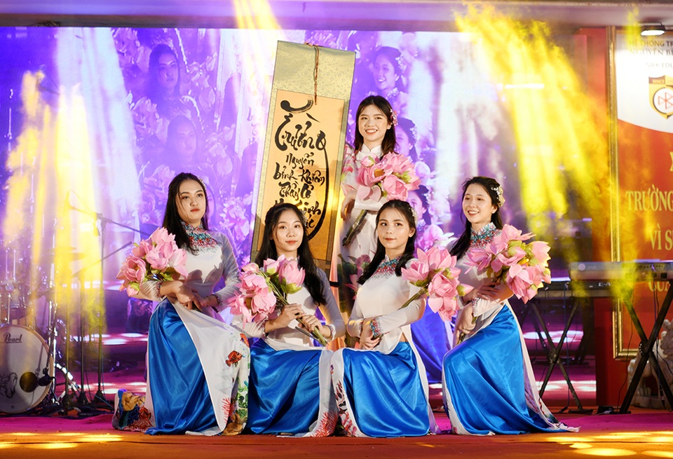 Lộ diện Nam vương và Hoa khôi học sinh trường THPT Nguyễn Bỉnh Khiêm - 6 Lộ diện Nam vương và Hoa khôi học sinh trường THPT Nguyễn Bỉnh Khiêm - 6