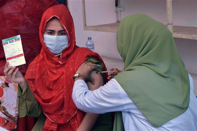 Tiêm vaccine phòng Covid-19 cho người dân tại Dhaka, Bangladesh, ngày 26/2/2022. Ảnh: THX/ TTXVN