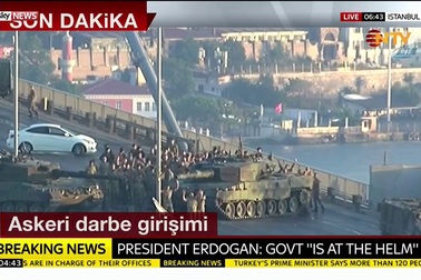 Binh sĩ đảo chính đầu hàng bên xe tăng trên cầu Istanbul - Thổ Nhĩ Kỳ