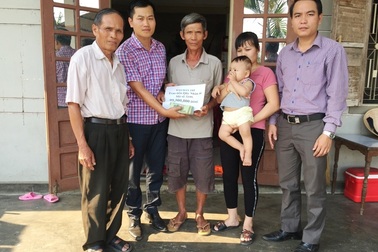 Bạn đọc Dân trí giúp đỡ bé trai bị bệnh u gan hơn 95 triệu đồng