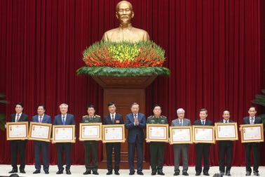 Chủ tịch nước và nhiều Ủy viên Bộ Chính trị được tặng Huân chương