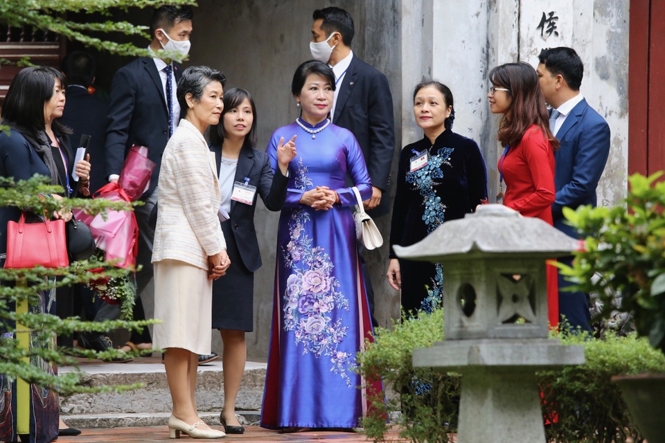 Phu nhân Thủ tướng Nhật Bản thăm Văn Miếu - Quốc Tử Giám - 3 Phu nhân Thủ tướng Nhật Bản thăm Văn Miếu - Quốc Tử Giám - 3