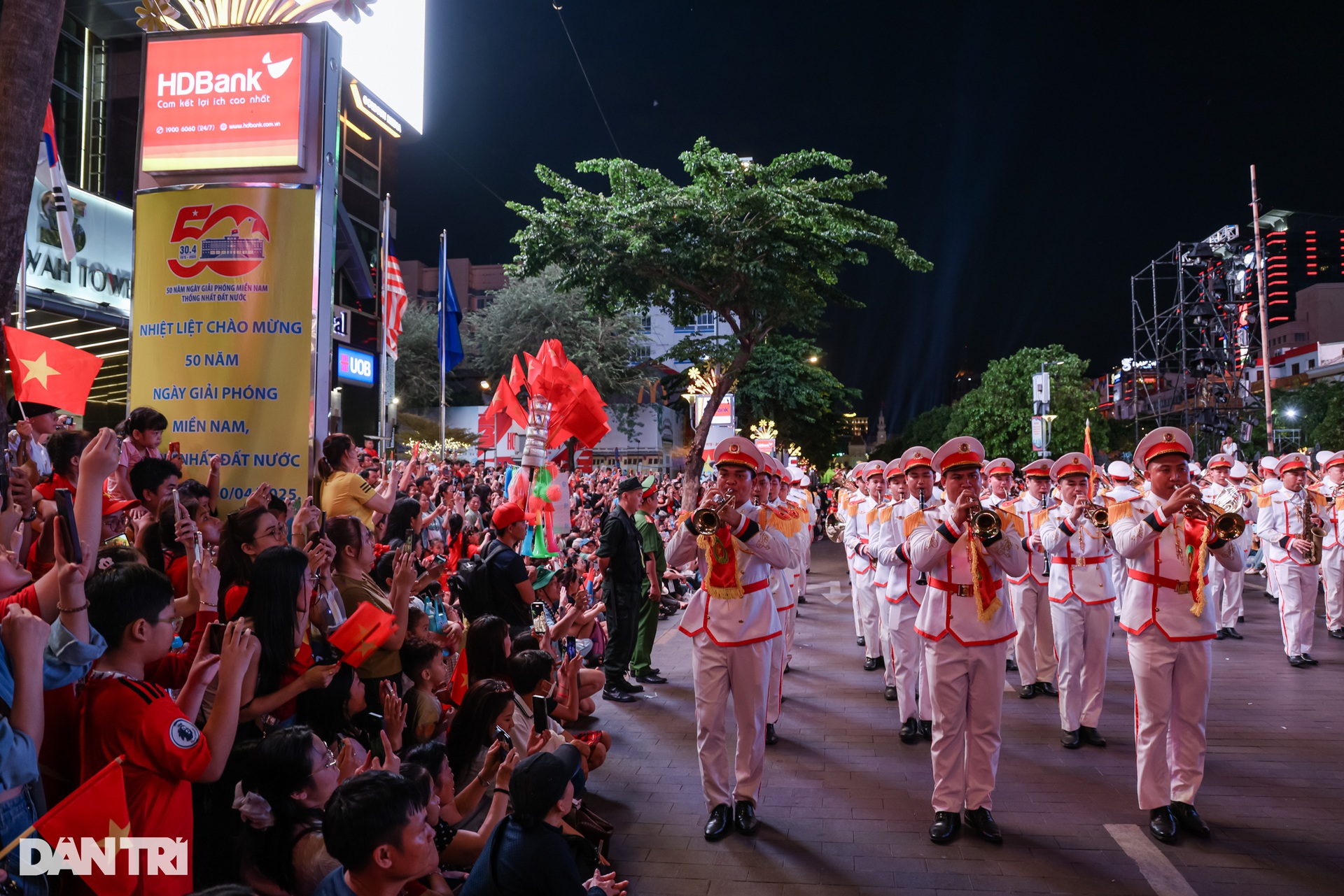 34 kỵ binh diễu hành, giao lưu với người dân trên phố đi bộ Nguyễn Huệ - 15 34 kỵ binh diễu hành, giao lưu với người dân trên phố đi bộ Nguyễn Huệ - 15