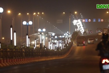 Hệ thống chiếu sáng kiểu tạo sóng nhấp nhô trên cầu Vĩnh Tuy