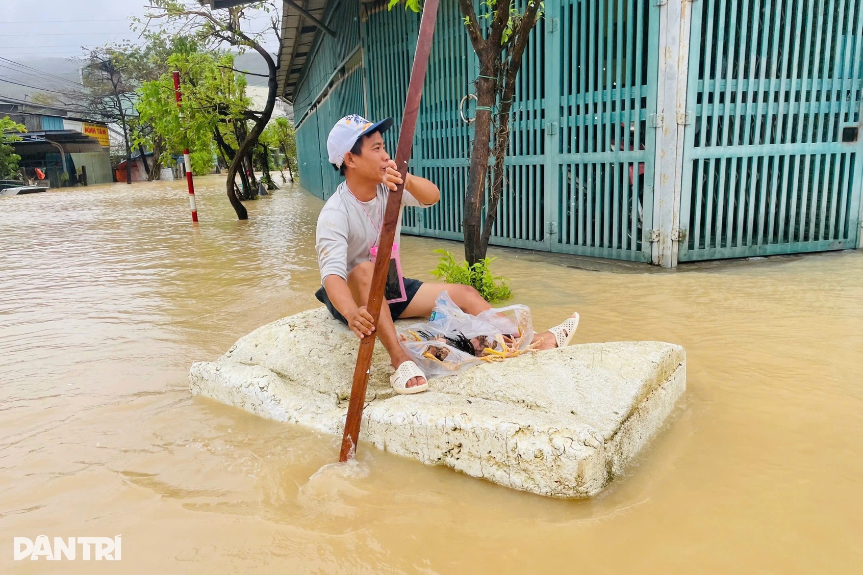 Người dân chèo tấm xốp ra nhận hàng cứu trợ sau nhiều ngày mắc kẹt
