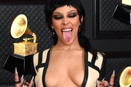 Choáng với váy hở bạo của Doja Cat trên thảm đỏ Grammy