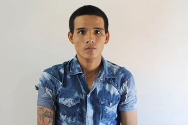 Nghi bị “giật” người yêu, nam thanh niên đâm thủng phổi người chạy xe thồ