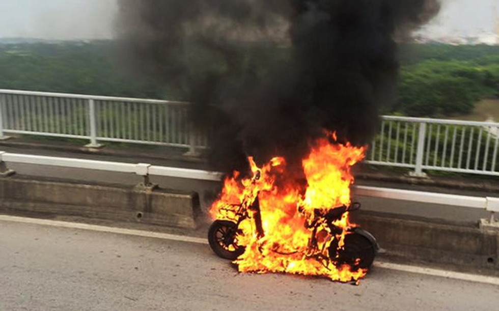 Rất khó để dập tắt những vụ cháy pin xe điện bằng bình chữa cháy thông thường (Ảnh minh họa). Rất khó để dập tắt những vụ cháy pin xe điện bằng bình chữa cháy thông thường (Ảnh minh họa).