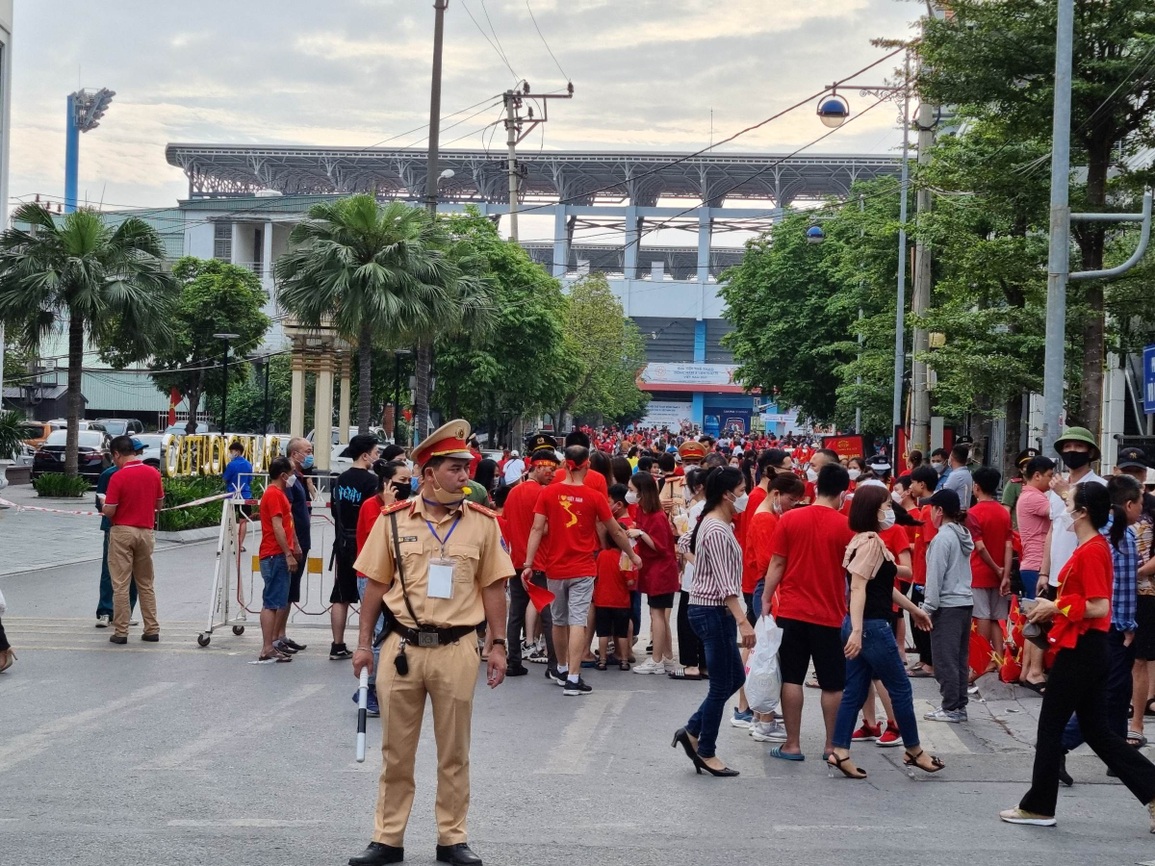 Vạn người đổ về sân Cẩm Phả chờ xem Đội tuyển bóng đá nữ Việt Nam - 1 Vạn người đổ về sân Cẩm Phả chờ xem Đội tuyển bóng đá nữ Việt Nam - 1
