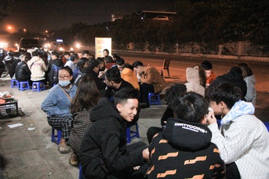 Xếp hàng lúc 2h sáng để chờ mua bánh mì “dân tổ”