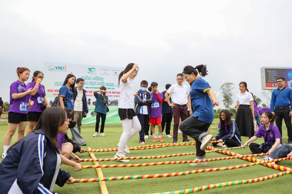 Sinh viên cưỡi ngựa, bắn cung, đi cà kheo trong ngày khai giảng - 5 Sinh viên cưỡi ngựa, bắn cung, đi cà kheo trong ngày khai giảng - 5