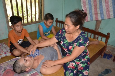 Cha bị tai nạn nằm liệt giường, đến giờ này hai con chưa có sách vở đi học