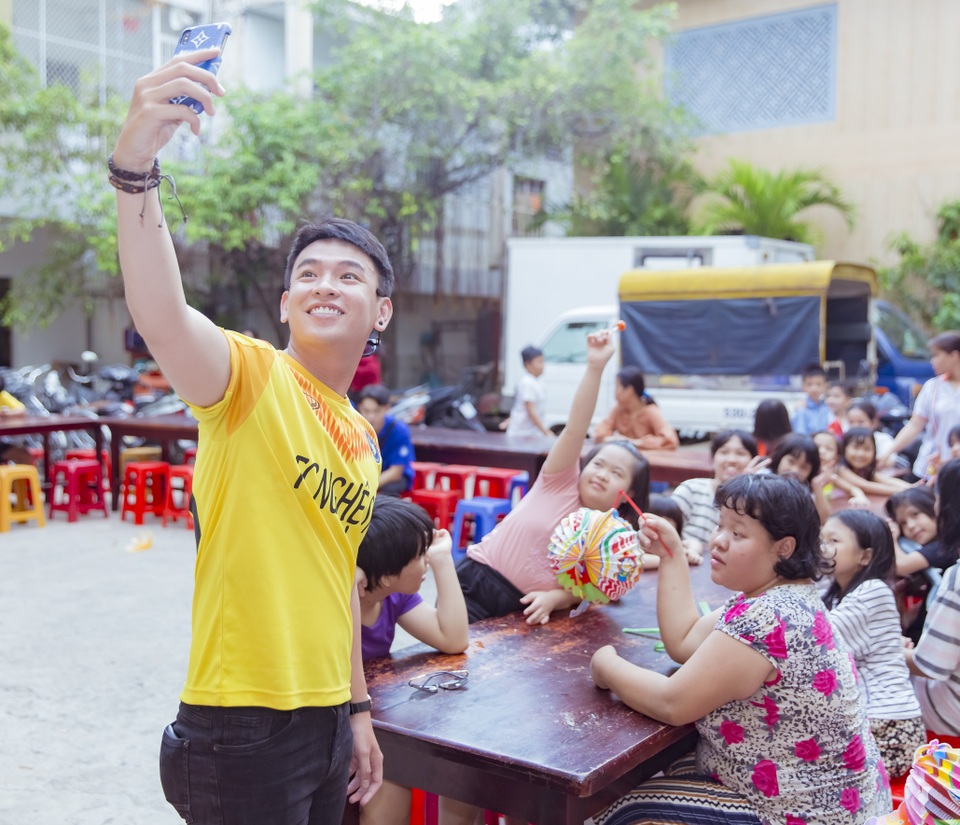 Siêu mẫu Hồ Đức Vĩnh tặng quà trung thu cho trẻ em - 10 Siêu mẫu Hồ Đức Vĩnh tặng quà trung thu cho trẻ em - 10