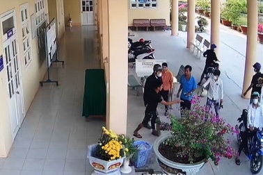 Côn đồ xông vào trường học bắt 3 học sinh ra bên ngoài đánh đập dã man