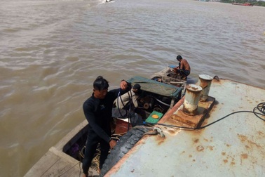 Trục vớt sà lan, lặn tìm 2 người mất tích trên sông Sài Gòn