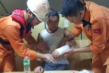 Cứu thuyền viên Trung Quốc bị nạn ngoài khơi Nha Trang