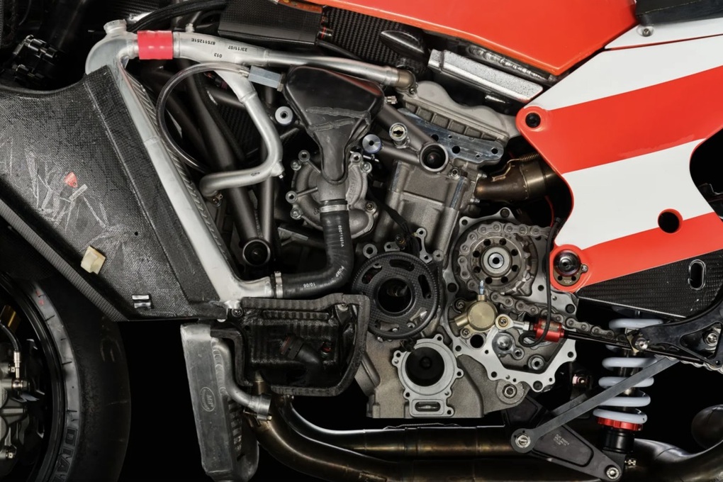 “Chiến mã” của tay đua MotoGP quá cố được đấu giá, có thể lên tới 8 tỷ đồng - 3 “Chiến mã” của tay đua MotoGP quá cố được đấu giá, có thể lên tới 8 tỷ đồng - 3