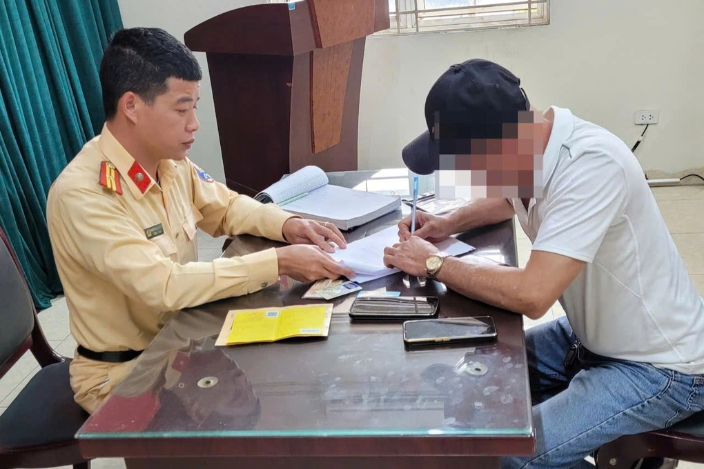 Chèn ép xe trên đại lộ Thăng Long, tài xế ô tô khách bị phạt gần 6 triệu - 1 Chèn ép xe trên đại lộ Thăng Long, tài xế ô tô khách bị phạt gần 6 triệu - 1