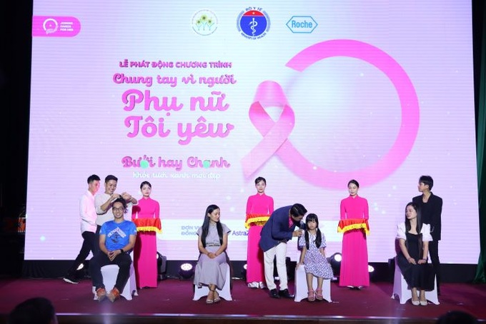 Hoạt động tặng tóc cho người bệnh ung thư.