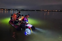 Cảnh sát xuyên đêm tìm người phụ nữ mất tích trên sông Trà Khúc