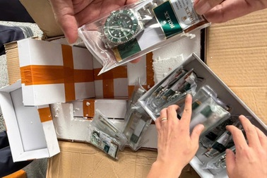 Phát hiện loạt sản phẩm Nike, Rolex, iPhone... giả trị giá gần 1,5 tỷ đồng
