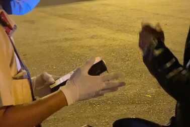 CSGT đeo khẩu trang, găng tay y tế kiểm tra nồng độ cồn ở cửa ngõ Sài Gòn