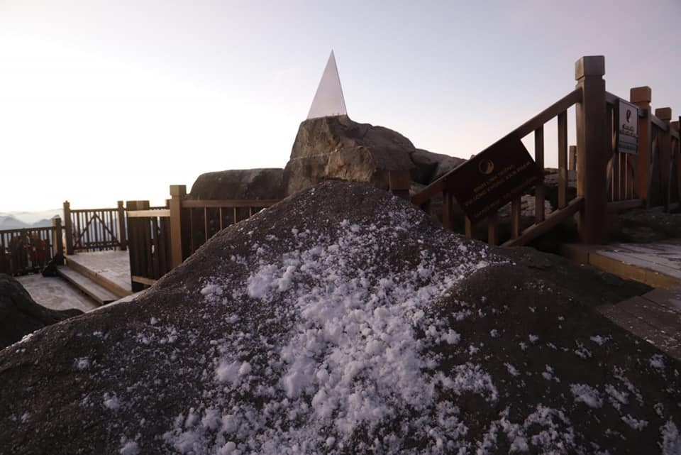 Băng tuyết xuất hiện trên đỉnh Fansipan đúng ngày Noel - 4