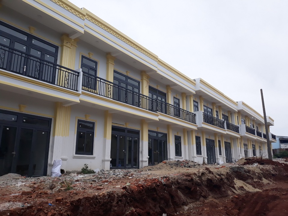 Vụ 26 căn nhà bất ngờ mọc lên: Phạt 280 triệu đồng, đình chỉ thi công - 1 Vụ 26 căn nhà bất ngờ mọc lên: Phạt 280 triệu đồng, đình chỉ thi công - 1