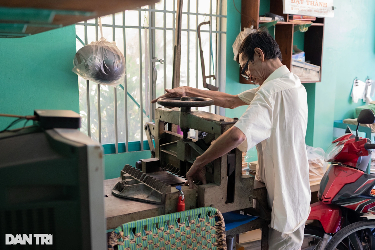 Người sửa sách cũ cuối cùng ở Sài Gòn - 1 Người sửa sách cũ cuối cùng ở Sài Gòn - 1