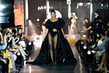 H'Hen Niê diện bikini huyền bí, "đốt mắt" khán giả trên sàn diễn thời trang