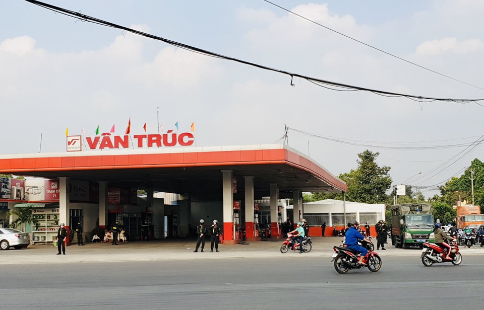 Niêm phong hàng loạt cây xăng nghi liên quan vụ 2,7 triệu lít xăng giả - 5 Niêm phong hàng loạt cây xăng nghi liên quan vụ 2,7 triệu lít xăng giả - 5