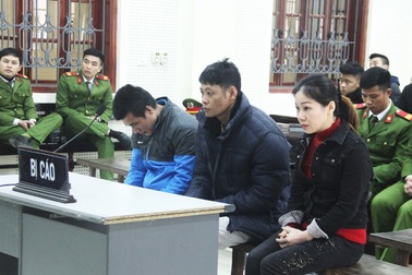 Nữ quái giấu hơn 1kg ma túy đá trong người con gái 5 tuổi