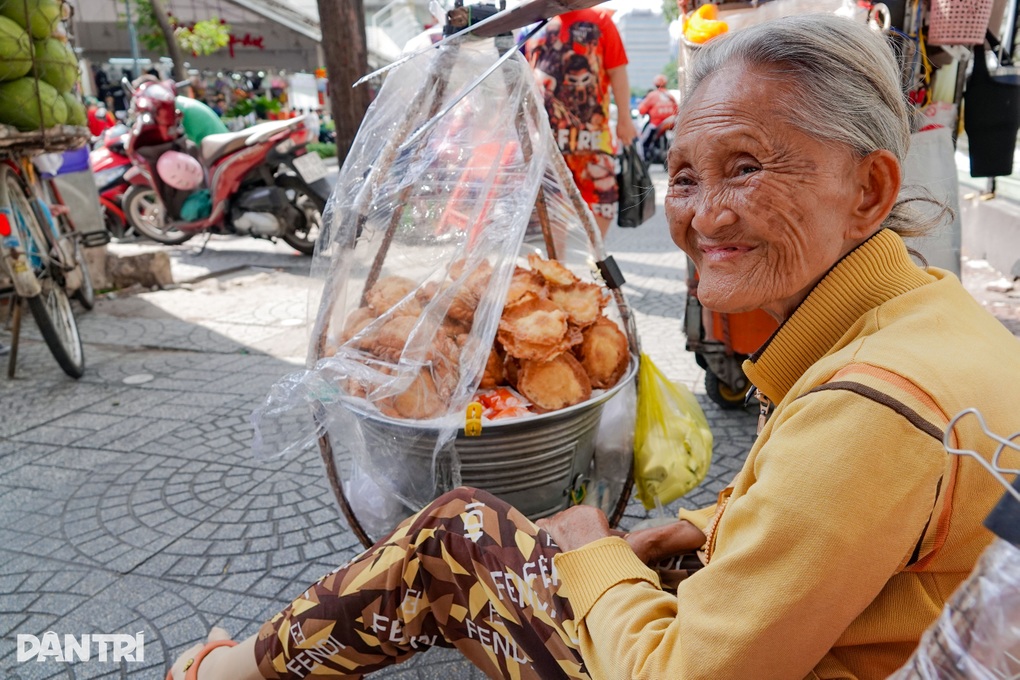 Mẹ 80 tuổi vẫn mưu sinh 16 tiếng mỗi ngày để... đỡ nhớ con - 2 Mẹ 80 tuổi vẫn mưu sinh 16 tiếng mỗi ngày để... đỡ nhớ con - 2