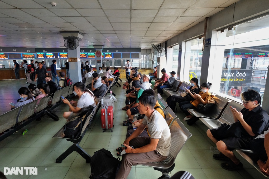 Người dân đổ về quê sớm, cửa ngõ Thủ đô ùn ứ từ trưa - 1 Người dân đổ về quê sớm, cửa ngõ Thủ đô ùn ứ từ trưa - 1
