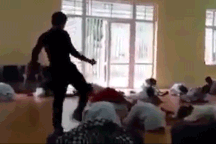 Vụ huấn luyện viên “tung cước”: “Giẫm vào mình thì mình cũng chết!”