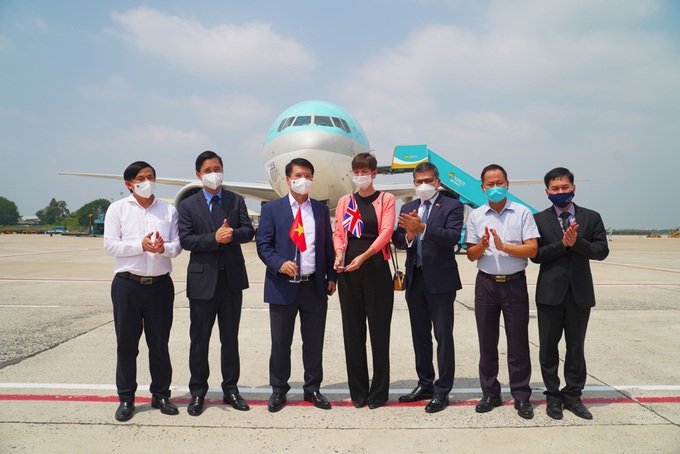 Hình ảnh lô vắc xin ngừa COVID-19 đầu tiên đáp xuống sân bay Tân Sơn Nhất - Ảnh 3. Hình ảnh lô vắc xin ngừa COVID-19 đầu tiên đáp xuống sân bay Tân Sơn Nhất - Ảnh 3.