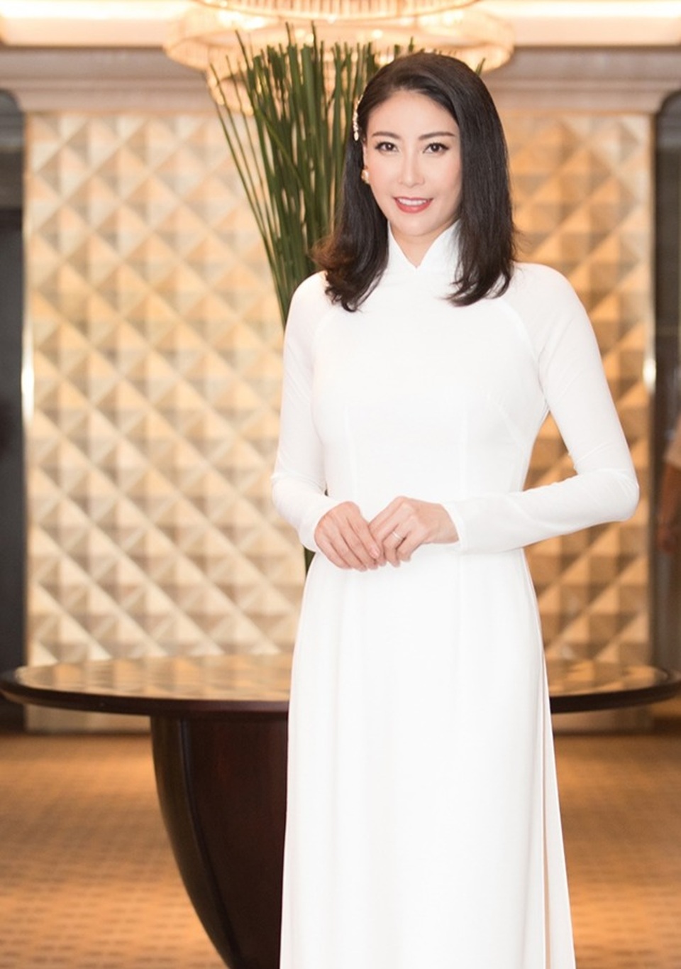 Hoa hậu Đỗ Mỹ Linh, Trần Tiểu Vy, Lương Thuỳ Linh đọ dáng với áo dài trắng - 9 Hoa hậu Đỗ Mỹ Linh, Trần Tiểu Vy, Lương Thuỳ Linh đọ dáng với áo dài trắng - 9
