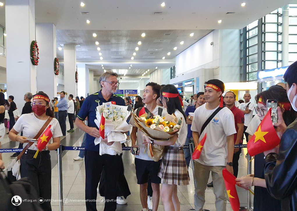 Tuyển Việt Nam đến Philippines, bất ngờ vì được cổ động viên chào đón - 2 Tuyển Việt Nam đến Philippines, bất ngờ vì được cổ động viên chào đón - 2