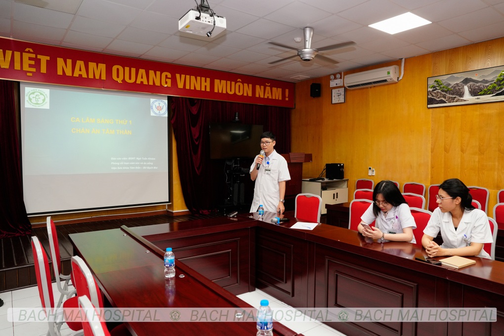 Sentirse desequilibrada por las críticas, la niña hace dieta y ejercicios hasta ser hospitalizada - 1 Mặc cảm lời chê không cân đối, cô gái ăn kiêng, tập thể dục đến nhập viện - 1