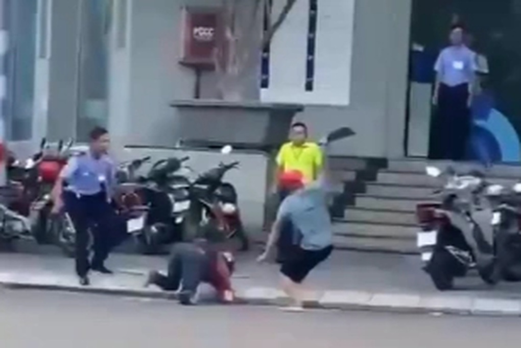 Gã trai cầm dao chém liên tiếp người đàn ông, gây náo loạn giữa phố - 1 Gã trai cầm dao chém liên tiếp người đàn ông, gây náo loạn giữa phố - 1