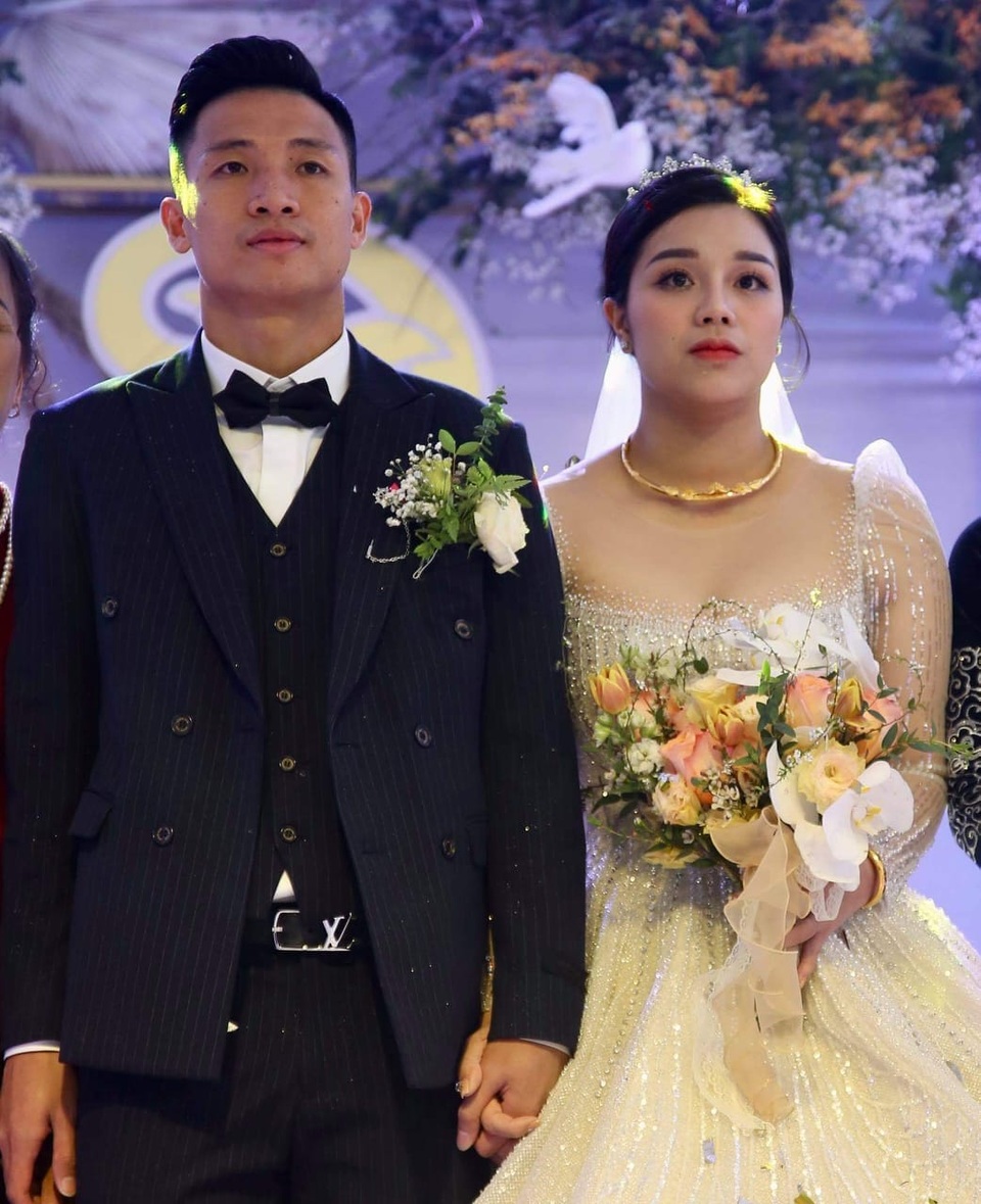 Bùi Tiến Dũng đón vợ và con gái về dinh - 3 Bùi Tiến Dũng đón vợ và con gái về dinh - 3