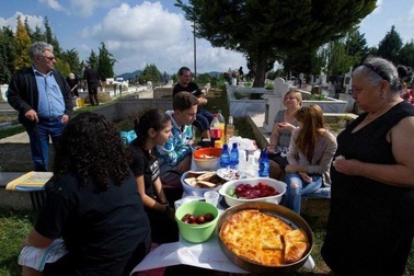 Phong tục lạ: Đi dã ngoại với... "người chết"